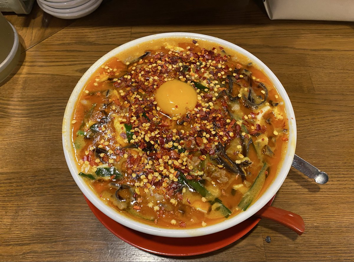 麺 dining だいふく の坦辣ジャン麺‼︎
豚骨ベースで野菜やホルモンを溶き卵で合わせたスープに油と唐辛子を浮かべたラーメン🍜
無機質な油感満載で旨味や出汁感なし、ご飯も進まず⤵️