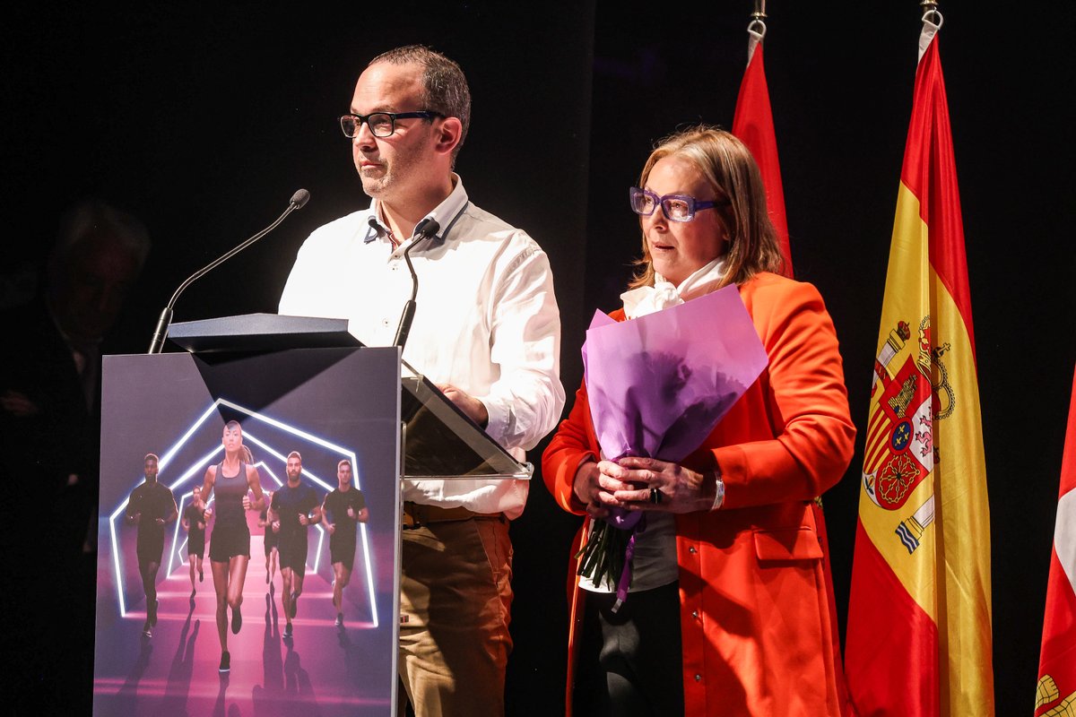 ApdBurgos's tweet photo. El Premio de la APDB rindió homenaje al periodista deportivo Jesús Alañá Martín, miembro de la asociación y trabajador de la Cadena COPE, que fallecía el año pasado en León, donde se jubiló y residía.

#GalaDelDeporteBurgalés 🤍 https://t.co/XOlgavMjCp