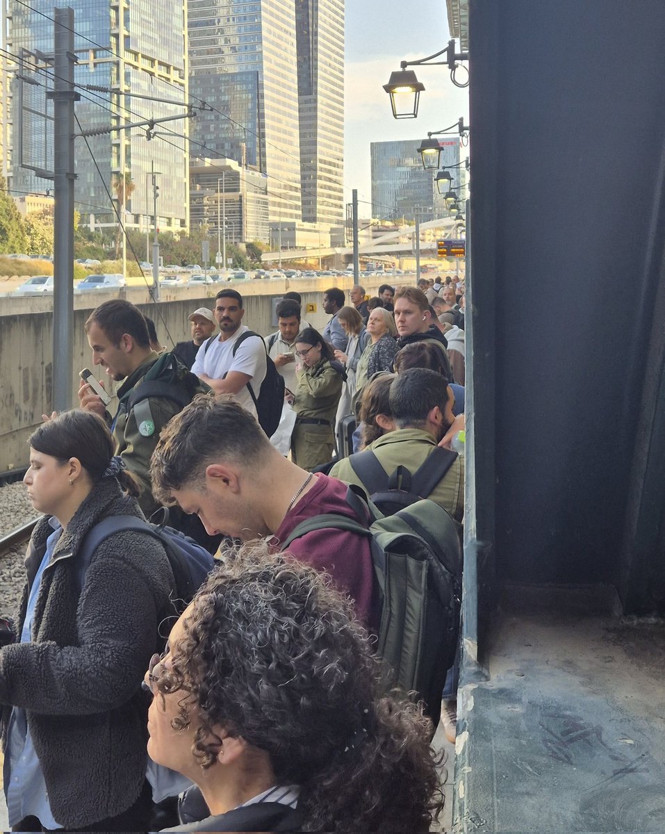 ובמיוחד לערב יום השואה, רכבת ישראל בתחנת השלום מציגה: "איך דוחסים המון אנשים על רציף קטנטן כדי לדחוס אותם אחר כך לרכבת"