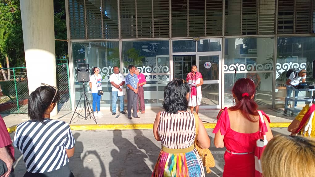 Convocatoria a celebrar el #1roDeMayo,Día internacional de los Trabajadores.  «A la Patria se defiende» <a href="/MitransCuba/">Ministerio del Transporte de Cuba</a>  🚂🇨🇺🇨🇺
#CubaEstáFirme 
#CubaVencerá