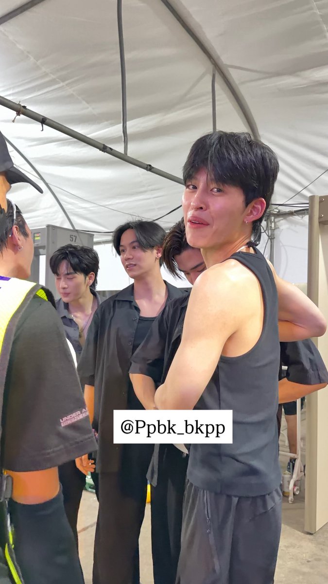 ppbk_bkpp's tweet image. ปอนหล่อมากกก ต่อแถวข้างๆ #ppnaravit