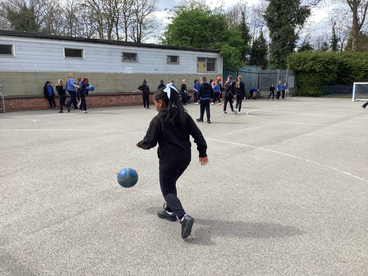 AbbeyPrimary's tweet image. Practising our dribbling skills as we begin our first Basketball lesson #Y4 #PE