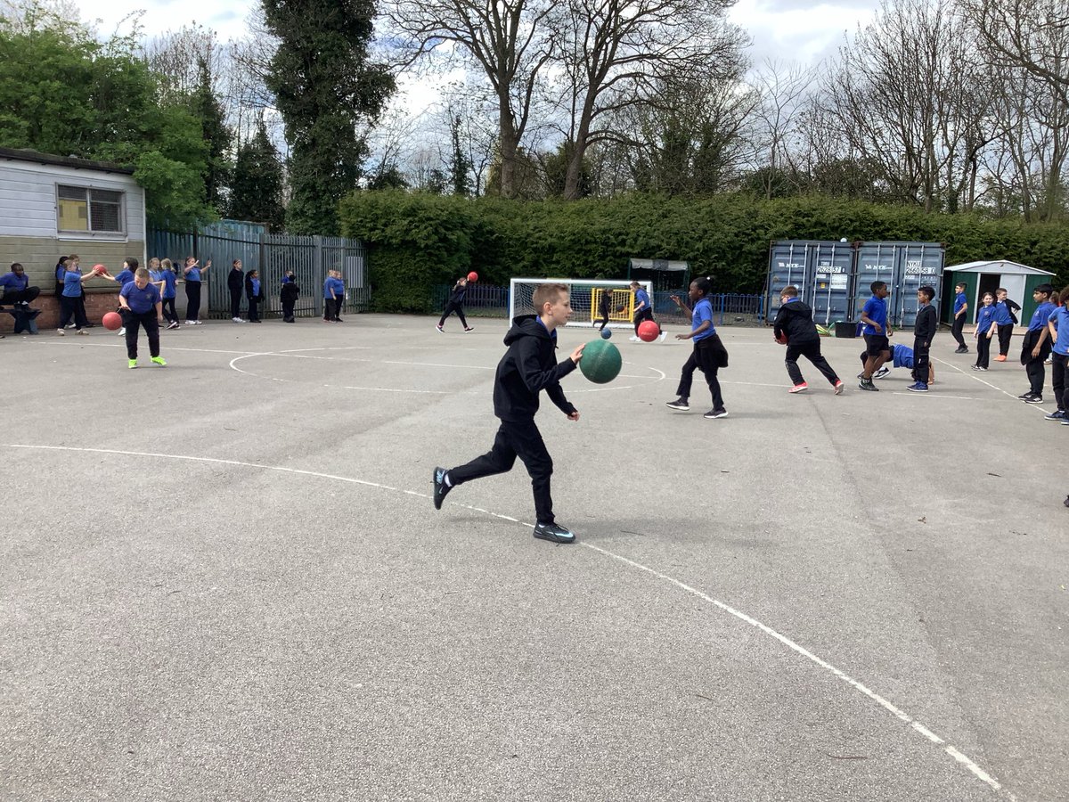 AbbeyPrimary's tweet image. Practising our dribbling skills as we begin our first Basketball lesson #Y4 #PE