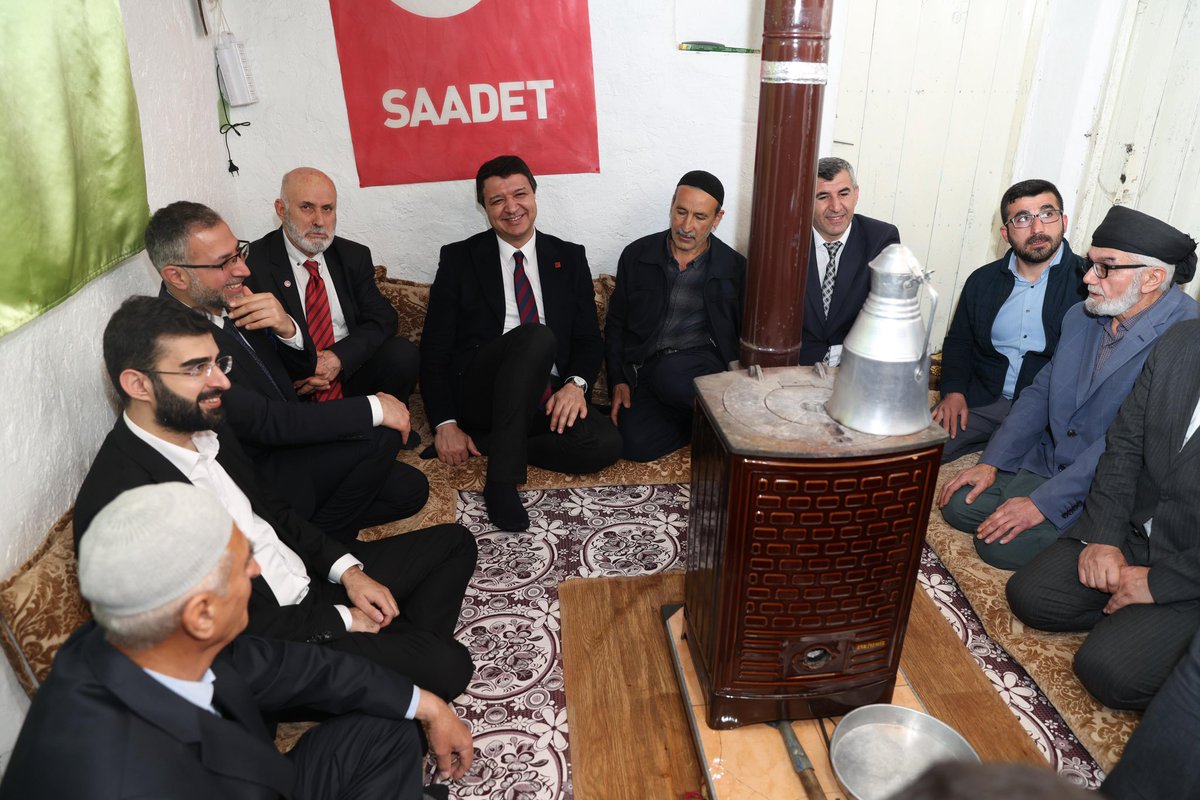 dailysaadet's tweet photo. Lüks salonlarda değil, milletin dizinin dibinde.
Geçmişin tecrübesiyle, geleceğin heyecanına..

#BütünGücümüzle https://t.co/RgWO0fu6bX
