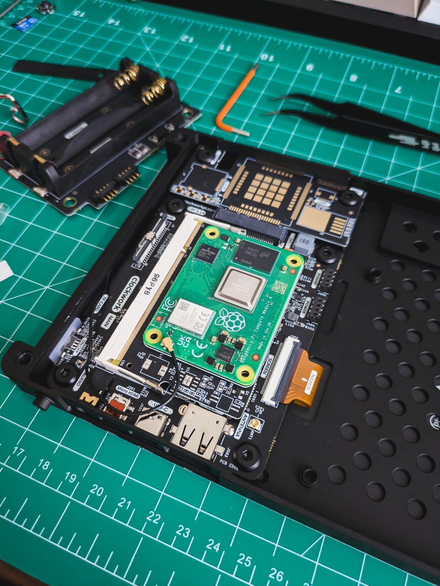 0x4ndy's tweet photo. Here's my first cyberdeck, and I absolutely love it.

#cyberdeck #hacking #clockworkpi #raspberrypi https://t.co/HL3FNhG3Tm