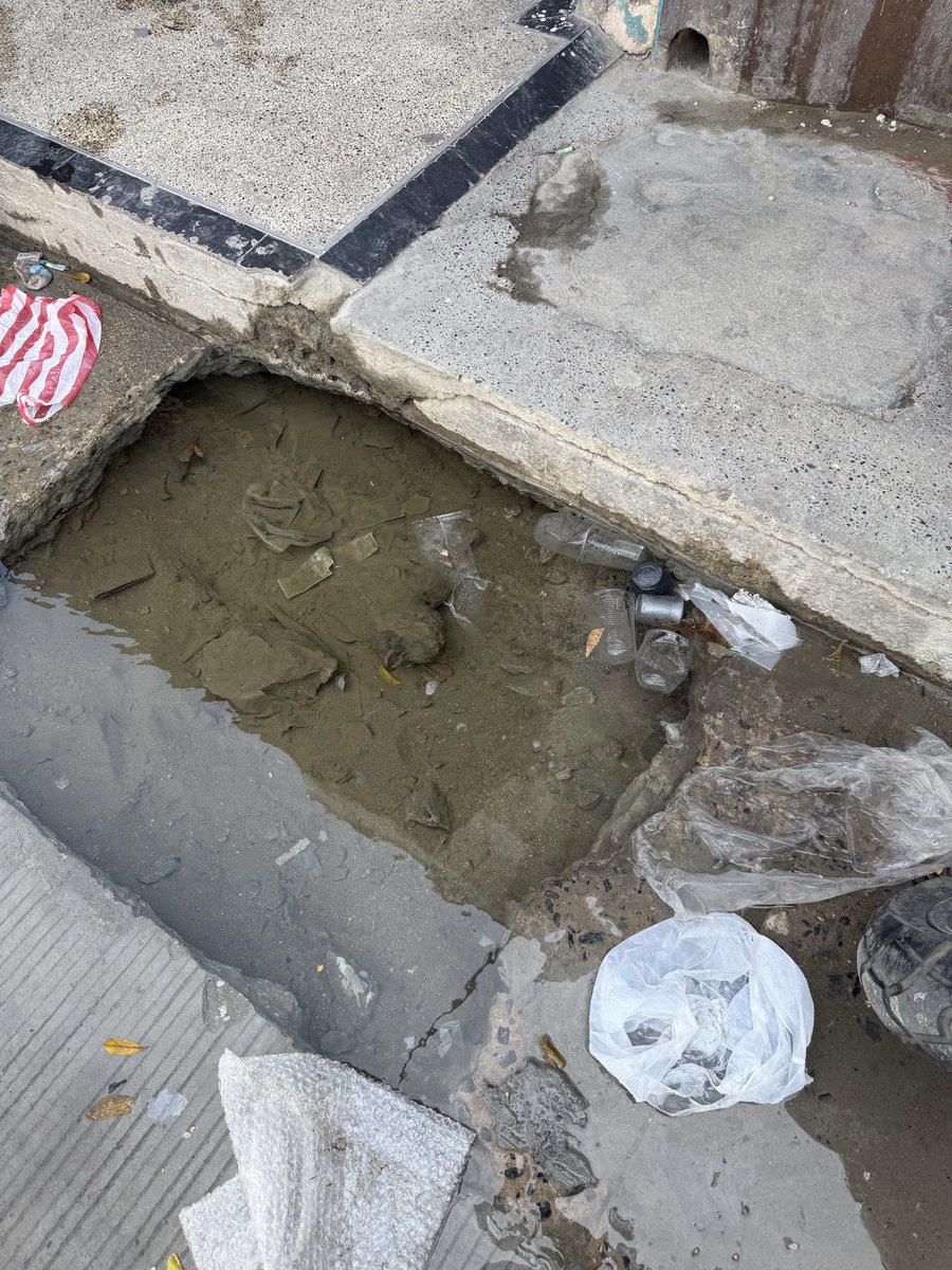 InesCuriel's tweet photo. @CarlosPinedoC @SantaMartaDTCH @essmar_esp hace varios días los que están arreglando la vía de la carrera 7 reventaron una tubería de agua potable y es la hora y no lo arreglan. Se está desperdiciando el Preciado líquido mientras otros lo necesitan https://t.co/0NBXkXa7HI