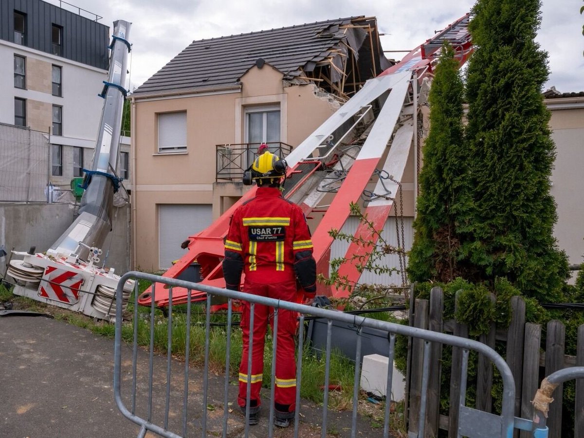 leparisien_77's tweet photo. Une grue de 150 tonnes s’effondre sur deux pavillons en Seine-et-Marne, une mère et son bébé indemnes
➡️ https://t.co/54i46t0qgU https://t.co/hiJlJw0Iac