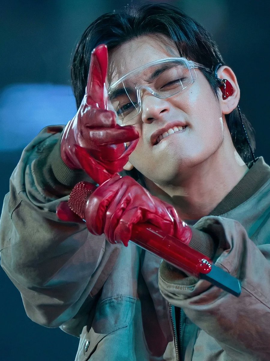 We are a big fandom,let's show our strength.If we all start taking streaming very seriously and with 3 versions of WA we can very easily get at least 1M streams daily.
Use focused 60xWA playlists and change account when playlist is over so the streams won't be deleted at the end