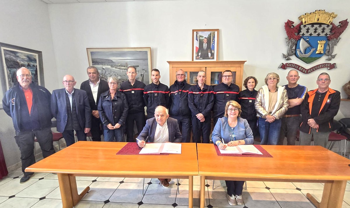 sdis29's tweet photo. 10/04 : signature d’une convention de disponibilité à Camaret-sur-Mer entre la commune, le CCAS et le #SDIS29. Signée par Nathalie CARROT-TANNEAU et Joseph LE MÉROUR pour soutenir la disponibilité des sapeurs-pompiers volontaires. https://t.co/RhcjmbzcVq