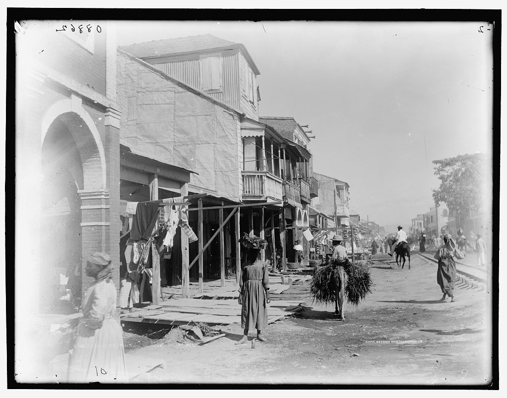 Haitianaute's tweet image. 🇭🇹🛣️ Photographie prise à la Grand-Rue de Port-au-Prince (actuel boulevard Jean-Jacques Dessalines), en 1901. #Haiti