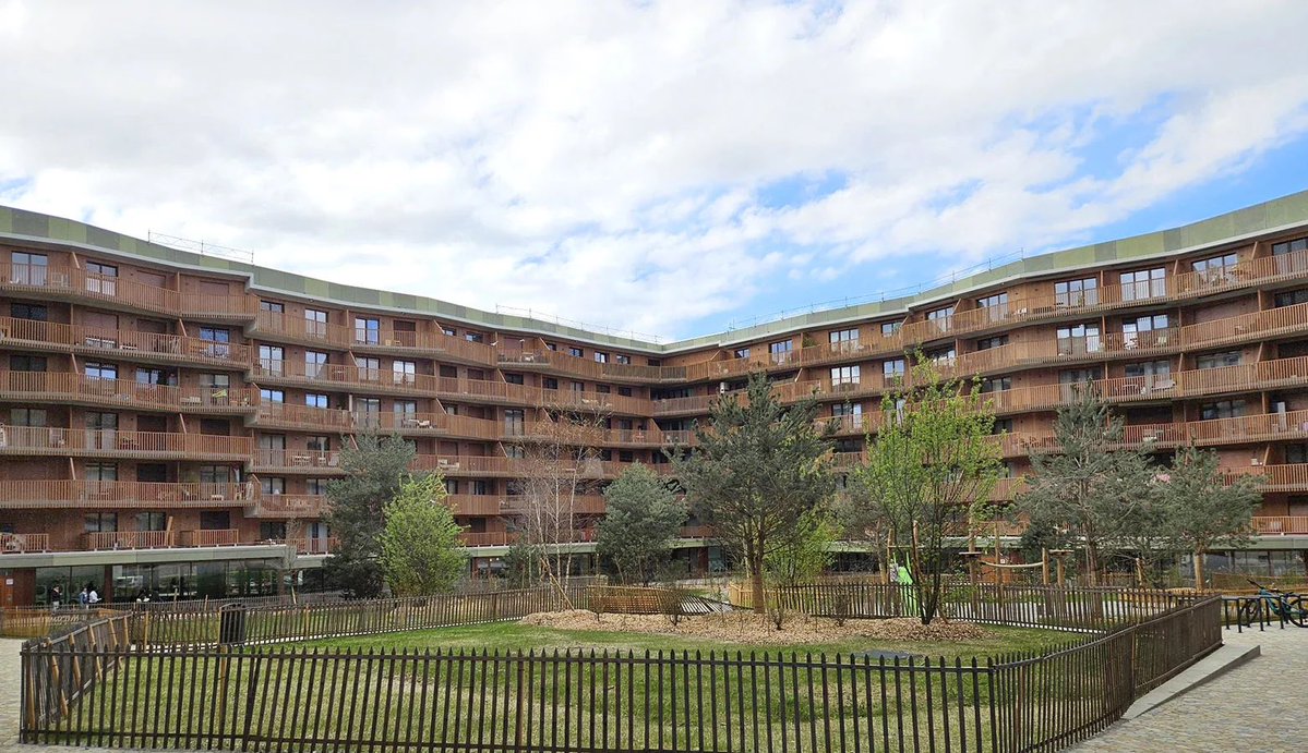 Genève version Verts : leur nouvelle politique urbanistique accouche de la même merde que partout.
Des bâtiments moches, froids et interchangeables qu’ils nous imposent au nom du climat.
Ils ne sauvent pas la planète. Ils enlaidissent la ville.