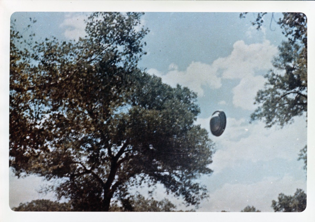 Kobe_for_3's tweet image. Recorded June 4, 1964.

Picture #3

The witness explained they came out of the craft and spoke to him.

The also allowed him to take pictures of the craft.

Here the craft is getting in position to depart.

These craft fly belly first.

UFO UAP 👀🛸