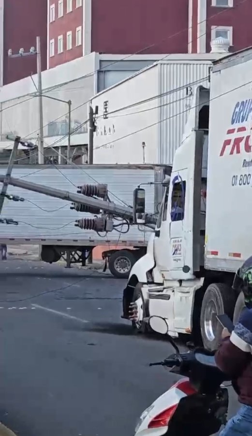 CorresponsalsMX's tweet photo. OJO #TRAFICO LENTO EN ESTA ZONA DE #EDOMEX 👇
Cerrada la circulación en la vía Gustavo Baz a la altura de #Barrientos en #Tlalnepantla este lunes debido a que un trailer derribo un poste
📷@dragon02red