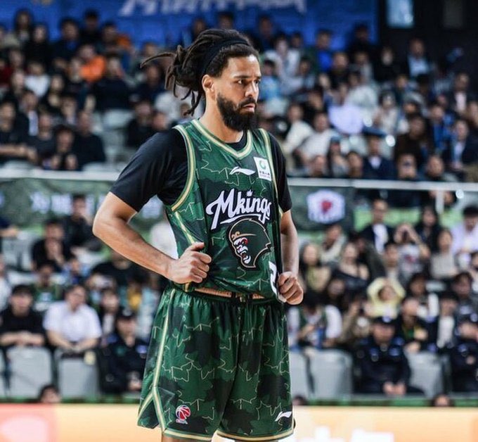 vishmidia's tweet image. J. Cole fez sua estreia na Chinese Basketball Association defendendo o Nanjing Monkey Kings contra o Guangzhou Loong Lions. 

Em quadra por 8 minutos, o rapper registrou 1 rebote e 1 assistência, com aproveitamento de 0/4 nos arremessos. A partida terminou em derrota por 81 a 95.