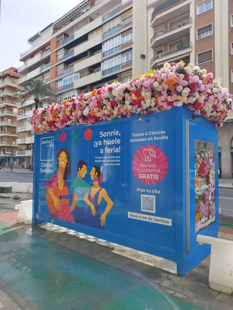 Que hayan adornado así las paradas de autobús para la Feria de Abril de Sevilla no termino de verlo...
Básicamente porque a las 6 de la mañana puede haber colas todos los días para subirse a imitar pasos de Semana Santa.