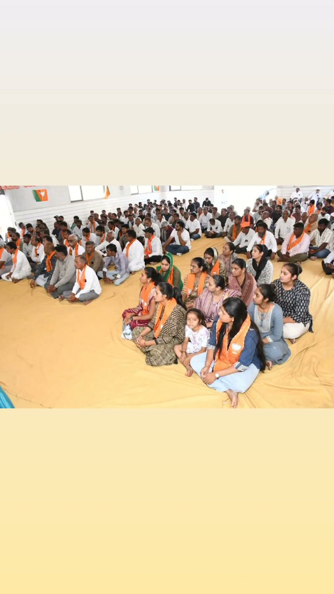 Sabavadipak's tweet photo. આજે બોટાદ જિલ્લાના લાઠીદડ ખાતે આગામી સ્થાનિક સ્વ��ાજની ચૂંટણીના સંદર્ભમાં પ્રદેશ ભાજપ કિસાન મોરચાના અધ્યક્ષ શ્રી હિરેનભાઈ હિરપરાની અને કેન્દ્રીય રાજ્યમંત્રી શ્રીમતી નિમુબેન બાંભણીયાની પ્રેરક ઉપસ્થિતિમાં આયોજિત 'કિસાન સભા'માં ખેડૂત ભાઈઓ સાથે સંવાદ કર્યો.

આ તકે ઉપસ્થિત સૌ ખેડૂત મિ https://t.co/o9wSfMYdc5