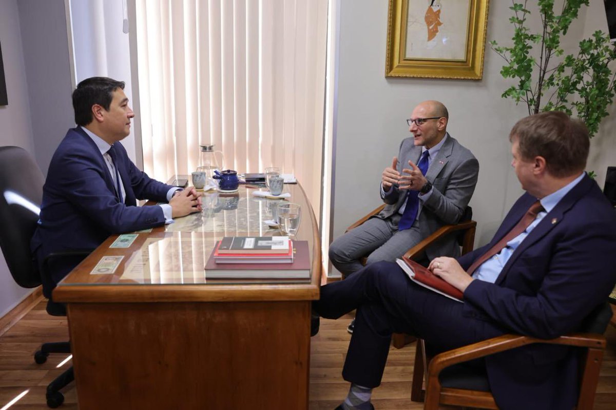 En un productivo y grato encuentro, el Encargado de Negocios, Robert Alter, se reunió con el senador <a href="/edu_nakayama/">Edu Nakayama</a>. Conversaron sobre la fortaleza de la alianza estratégica y valores compartidos entre Estados Unidos y Paraguay, e iniciativas conjuntas en materia de seguridad y