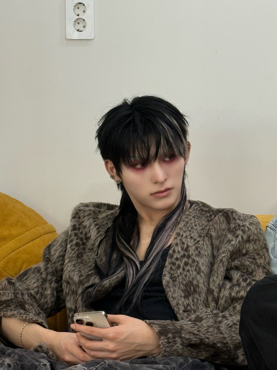 ALL(H)OURS tweet media