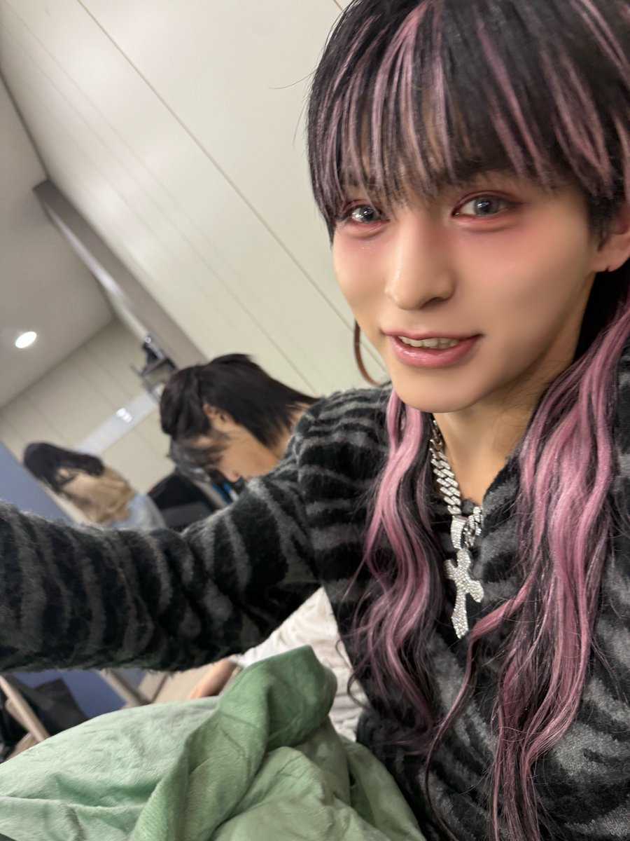 ALL(H)OURS tweet media