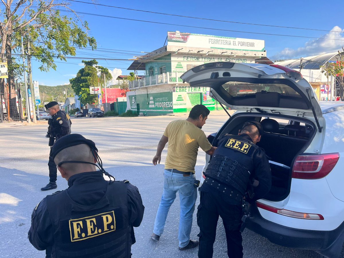 PNCdeGuatemala's tweet image. Policías de la #SGAIA desarrollan un operativo en el kilómetro 496, jurisdicción de Sayaxché, Petén, con el objetivo de brindar seguridad a la población. Estas acciones también son implementadas por las #FEP en San Benito, Petén.

#SeguridadConTransparencia
#ProtegerYServir
