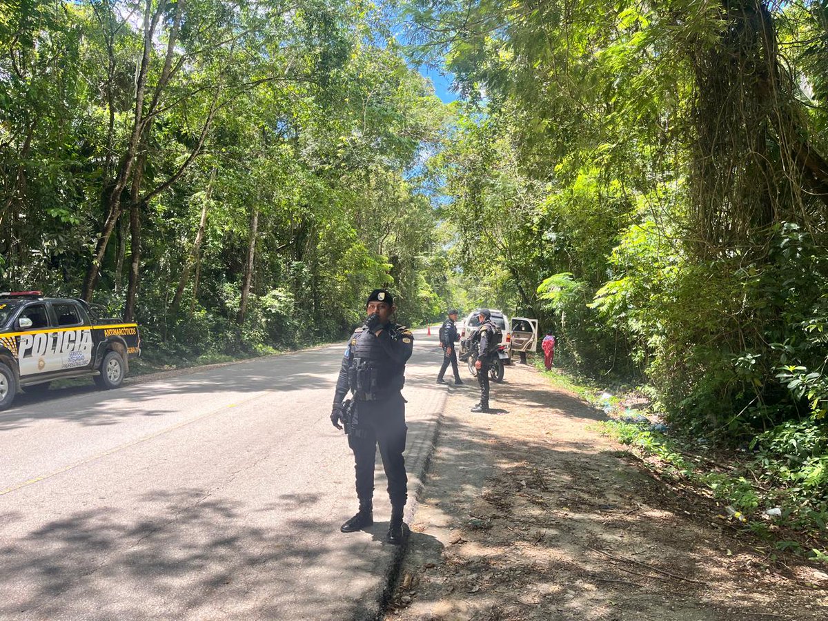 PNCdeGuatemala's tweet image. Policías de la #SGAIA desarrollan un operativo en el kilómetro 496, jurisdicción de Sayaxché, Petén, con el objetivo de brindar seguridad a la población. Estas acciones también son implementadas por las #FEP en San Benito, Petén.

#SeguridadConTransparencia
#ProtegerYServir