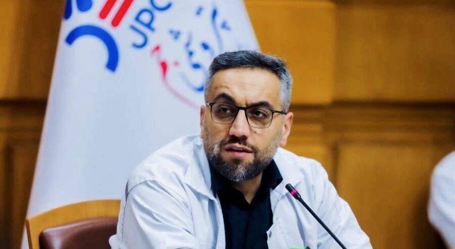 آقا هاشم از روز اول جنگ عسلویه بود و نرفته بود خونه
بالاخره مدیر عامل است و مسئولیت دارد
همینکه شنیدم سایت مبین انرژی رو زدند باهاش تماس گرفتم تا حالش رو بپرسم 
دیدم دور از انصاف است که حتی به نشانه همراهی در کنار همکارانم نباشم و رفتم عسلویه
دو‌ روزی اونجا بودم و بعد اعلام آتش