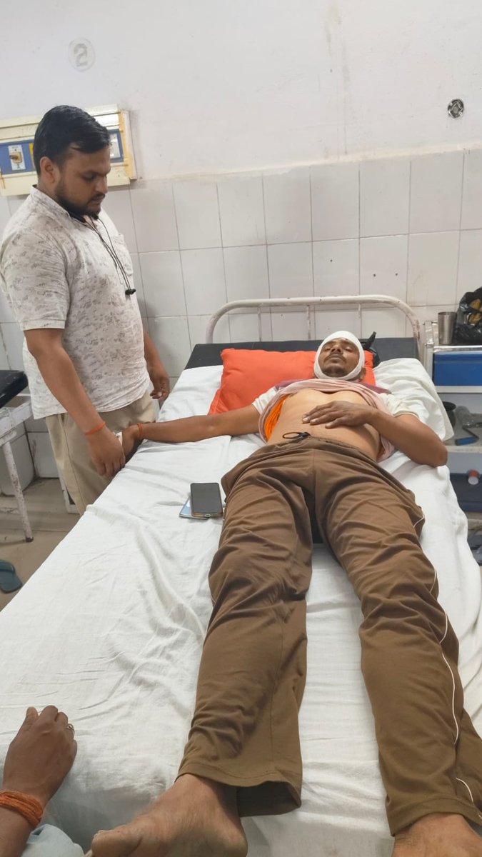 गांव में फैमिली आईडी बनाने गए पंचायत सहायक पवन कुमार जयसवाल GP_पटना खरगौरा हरिहरपुर रानी पर वापस लौटते समय कुछ लोगों ने जानलेवा हमला कर दिया।
कुल्हाड़ी से किया गया हमला बेहद गंभीर और निंदनीय है।
दोषियों पर तुरंत कड़ी कार्रवाई हो और सुरक्षा सुनिश्चित की जाए