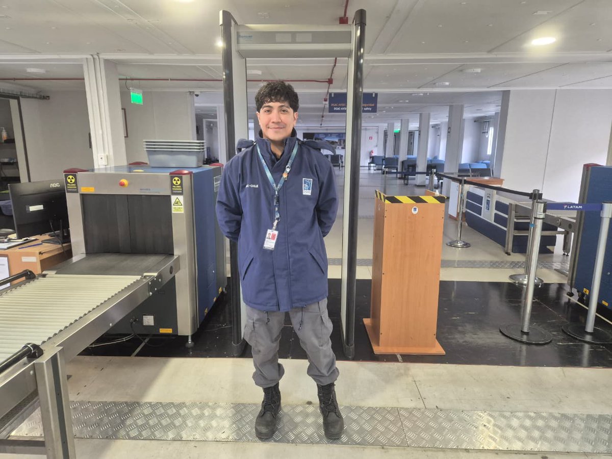 DGACChile's tweet photo. 📍#Valdivia | Damos la bienvenida a Lucas Salgado Requena, quien luego de 9 años desempeñándose en el Aeropuerto Arturo Merino Benítez (AMB), se incorporó al equipo de Seguridad de Aviación #AVSEC del Aeródromo Pichoy.
¡Mucho éxito en su nueva Unidad!✈️ https://t.co/0t9X16Tueb
