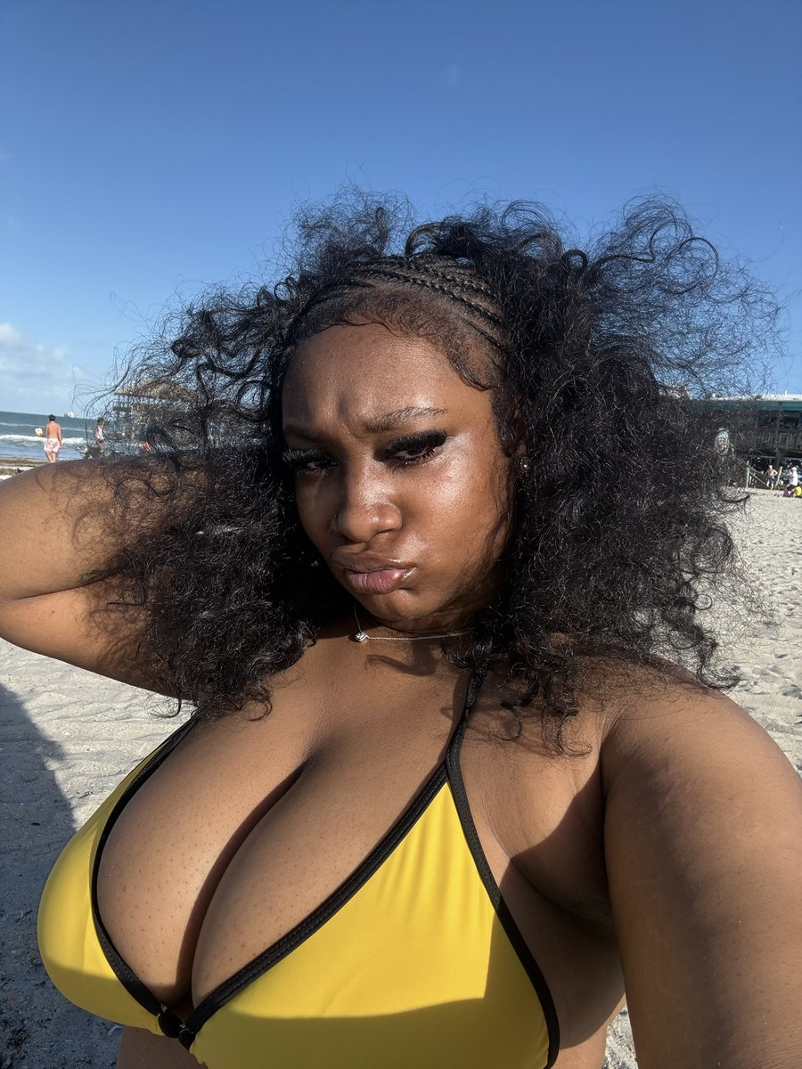 septemberrawest's tweet photo. sexy beach bae https://t.co/tmvdjTKHdT
