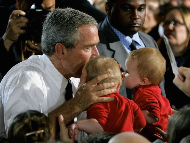 Georgewb_fake's tweet photo. Feliz día del beso a todos mis seguidores https://t.co/CqHr245vZR