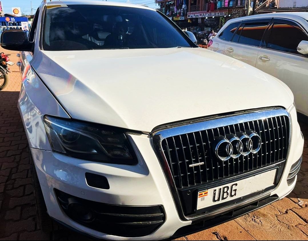 DriveNowUg's tweet image. 🧐#CLIENTS_INQUIRIES🧐

#Client: Taken long without seeing you posting Audi cars yet am looking for a Q5 2013 edition around #Ugx25m - #Ugx27m.

#DriveNowUg: We've got them but it depends on the market demand, having this with multi steering wheel, has 2.0cc and it's negotiable.