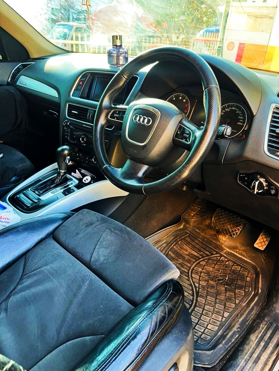 DriveNowUg's tweet image. 🧐#CLIENTS_INQUIRIES🧐

#Client: Taken long without seeing you posting Audi cars yet am looking for a Q5 2013 edition around #Ugx25m - #Ugx27m.

#DriveNowUg: We've got them but it depends on the market demand, having this with multi steering wheel, has 2.0cc and it's negotiable.