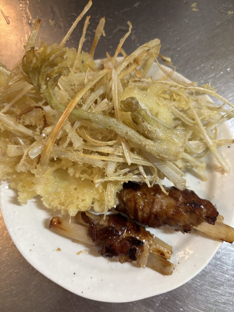 ウドをいただいた…初めての野草？(山菜？)とりあえず、あくぬきの方法探して調理してみた
ウドの天ぷらとウドの肉巻き…あとウドの酢の物も作った(写真無し)
独特の良い香りと、歯触りが良くて、意外と好きかも❤️
ただ、山菜系はすぐに処理しないといけない…タケノコが良い例
新鮮なうちに処理じゃ‼️