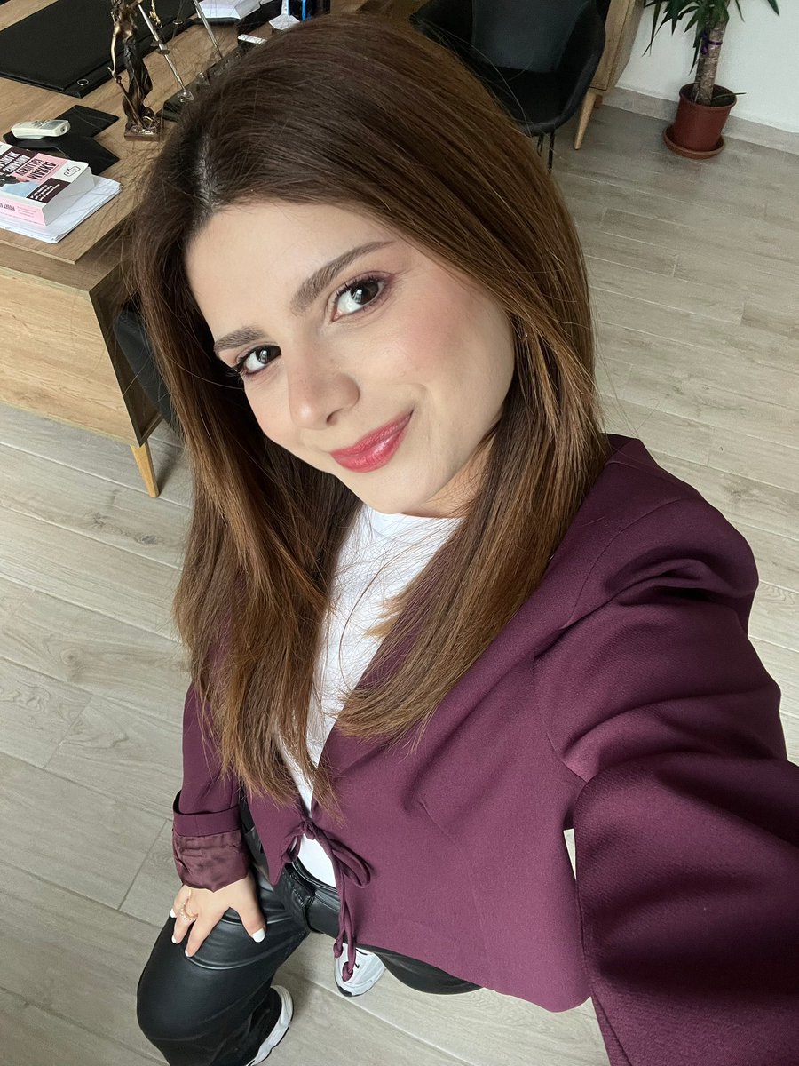 apofap's tweet photo. Adliyede avukat/ ofiste yine avukat (sosyal hayatımız bitmiştir) https://t.co/16IRTkt0Pb