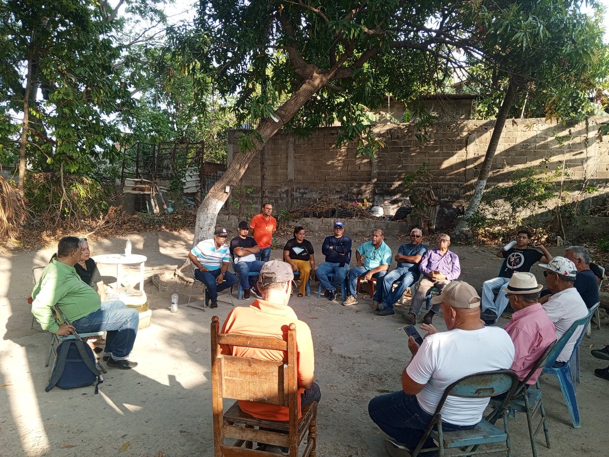 Reunión DER ampliada con motivo de planificar y debatir la agenda semanal y el plan de reorganización de nuestras dos seccionales  colocando cargos provisionales que ayuden a la reconstrucción y trabajo de nuestro partido. 
#SeguimosTrabajando
#unt