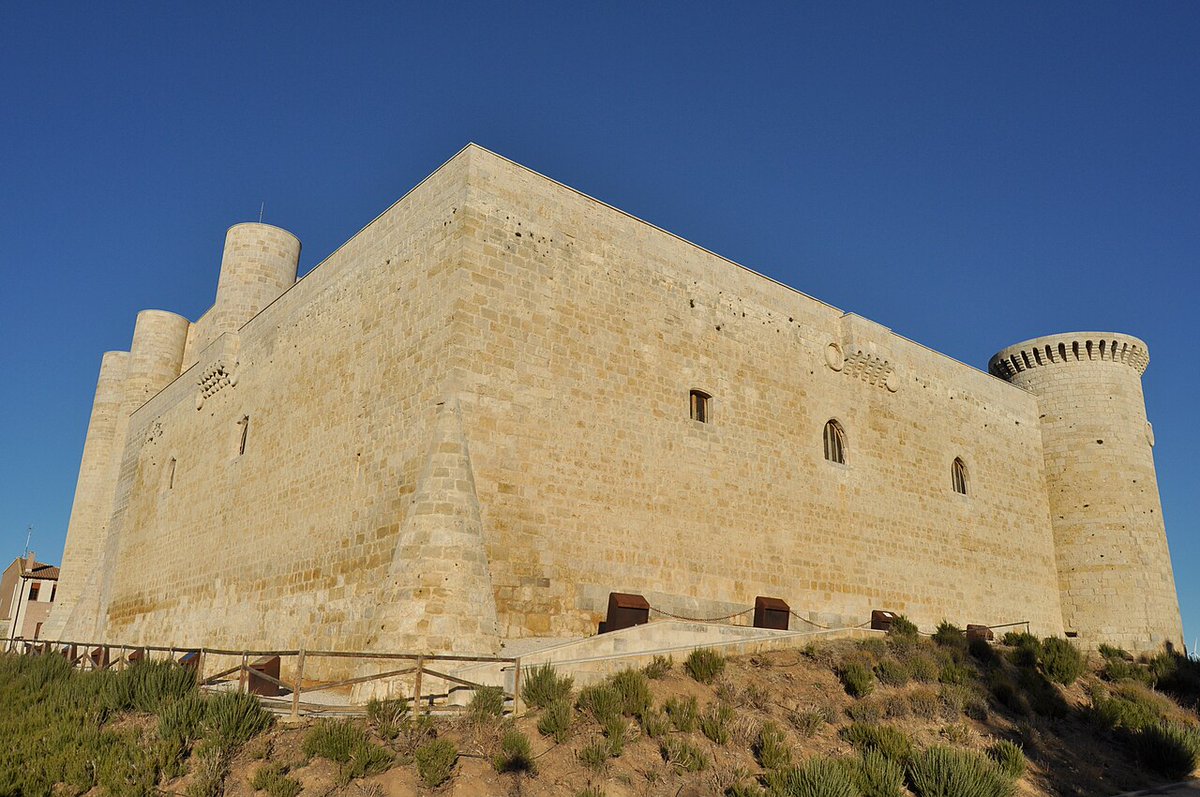 Educo_gratis's tweet image. El castillo de los Sarmiento, en Fuentes de Valdepero #Palencia comenzó una transición palacial en el s. XV. sin embargo, tras el asedio de los comuneros en 1521 fue reforzado en sus muros y achicadas sus ventanas. Hoy es un Archivo Provincial.

📸: Wiki y castillodelossarmienos.com