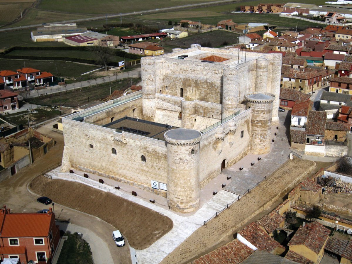 Educo_gratis's tweet image. El castillo de los Sarmiento, en Fuentes de Valdepero #Palencia comenzó una transición palacial en el s. XV. sin embargo, tras el asedio de los comuneros en 1521 fue reforzado en sus muros y achicadas sus ventanas. Hoy es un Archivo Provincial.

📸: Wiki y castillodelossarmienos.com