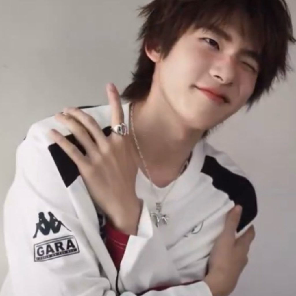 ซน𝜗𝜚 tweet media