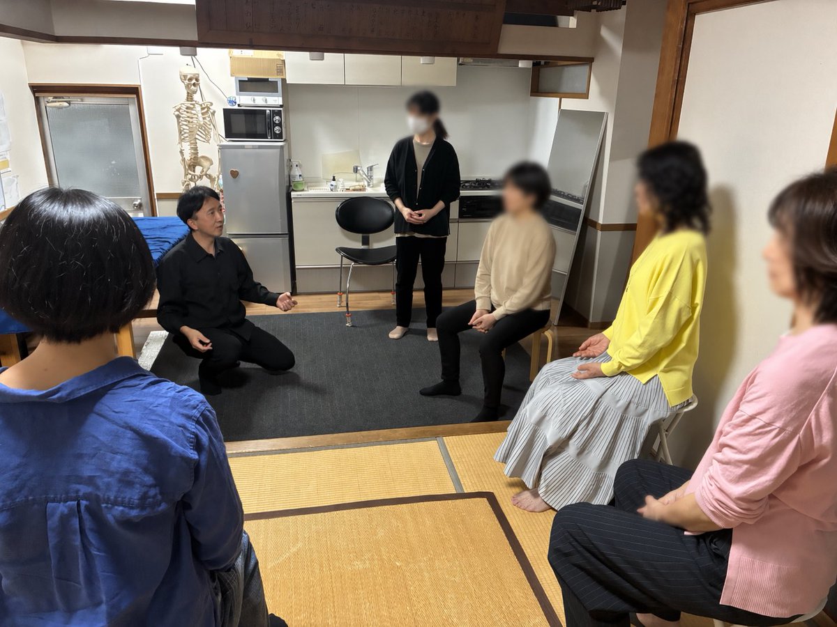 TAC1869's tweet photo. 今日のAT教師クラスも、熱かったです😂
回数を重ねてクラスもまとまり感が出て来ましたね。
教師の卒業後の学びは大事ですね。

#TAC
#東京アレクサンダーセンター
#AT教師クラス https://t.co/S2A2aqIm63