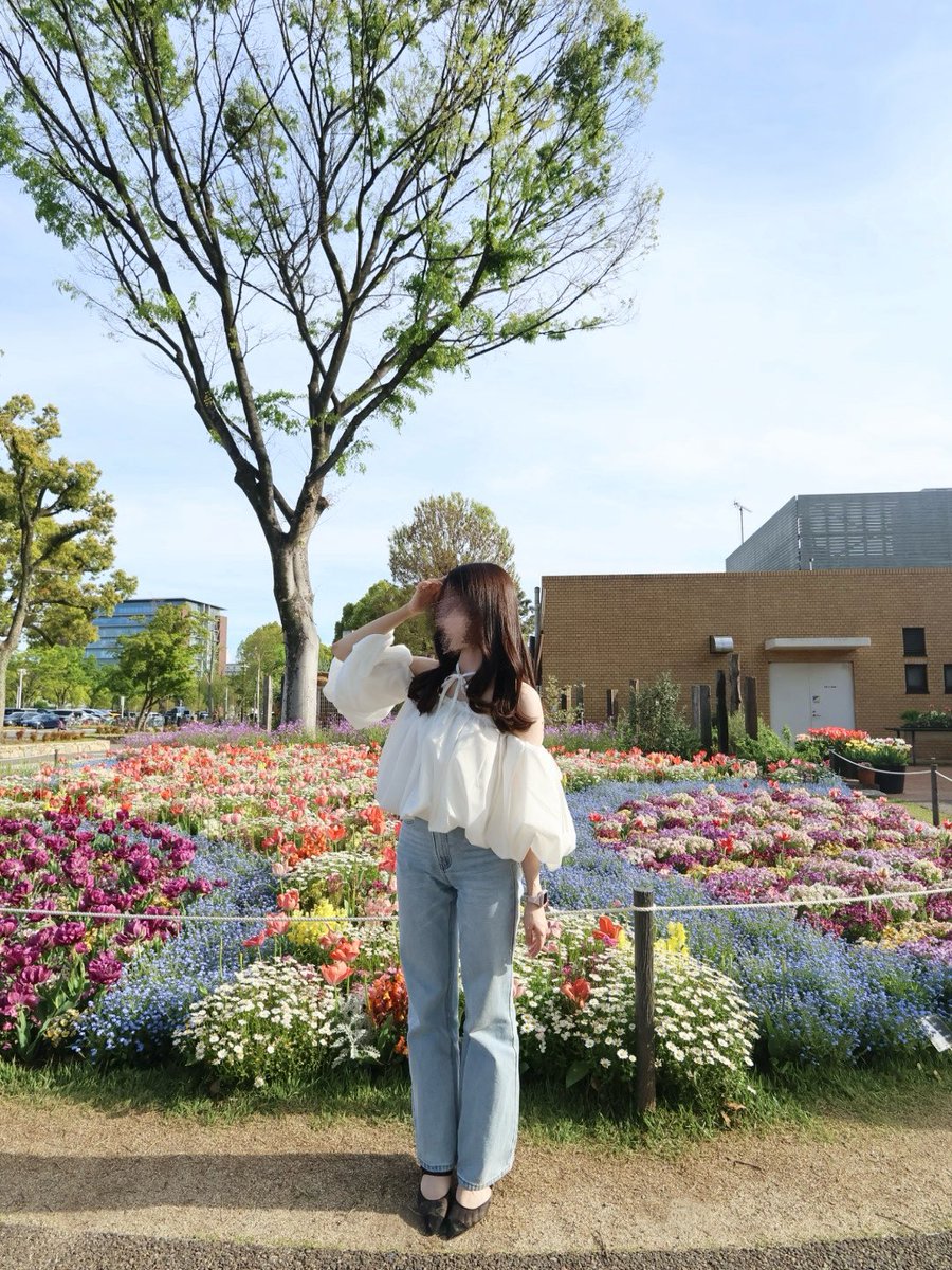 22lapin__'s tweet image. fupelのふわふわブラウス、お花畑にぴったりでかわいかった〜🌷💕💕ボリュームあるから腕細く見えて天才🩰🎀 #gift