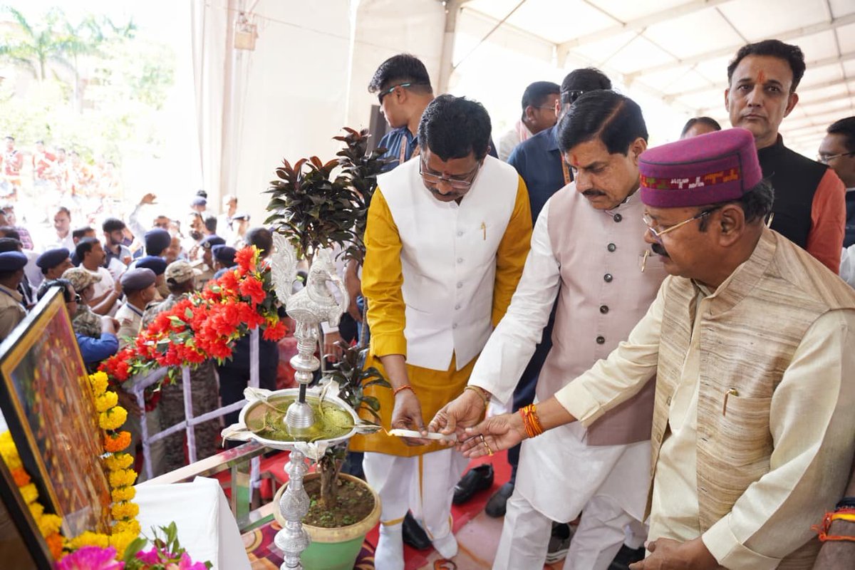 CMMadhyaPradesh's tweet image. मुख्यमंत्री डॉ. मोहन यादव ने आज अनूपपुर जिले के अमरकंटक में स्व. भगवत शरण माथुर जी की जयंती के अवसर पर आयोजित "विचार गोष्ठी एवं श्रद्धांजलि कार्यक्रम" में सहभागिता कर अपने विचार साझा किए।

@DrMohanYadav51 #CMMadhyaPradesh #MadhyaPradesh #Anuppur