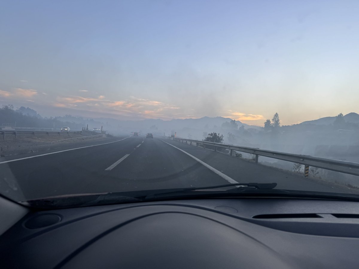 anunezroco's tweet photo. @Orrego desde el viernes 10/04 hay una quema en el vertedero ubicado a orillas del río Maipo. hoy el humo y olor ha llegado a Buin y no se ha visto ninguna medida al respecto…¿Qué pasa con la garantía de vivir en un medioambiente libre de contaminación para los vecinos del río? https://t.co/91syK5qvkX