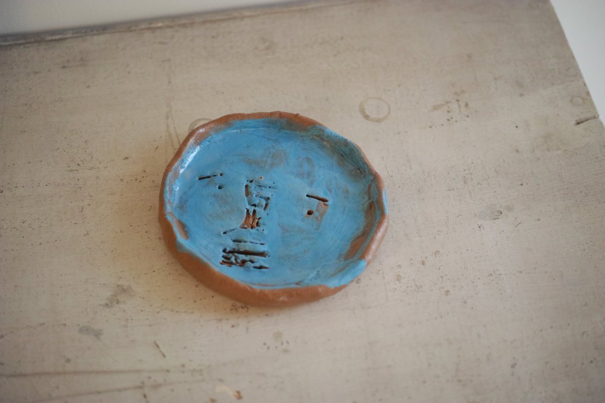 毒々しい青の釉薬が塗られた陶器の皿。困っている顔なのか、元々困り顔なのか、どちらとも言えない表情の顔が彫られてます。一見ポップになりそうなところ、刷毛目の抑揚で程よい哀愁がプラスされているかと。使い用、飾る用、お任せします。

あっぷ
itou109.thebase.in
