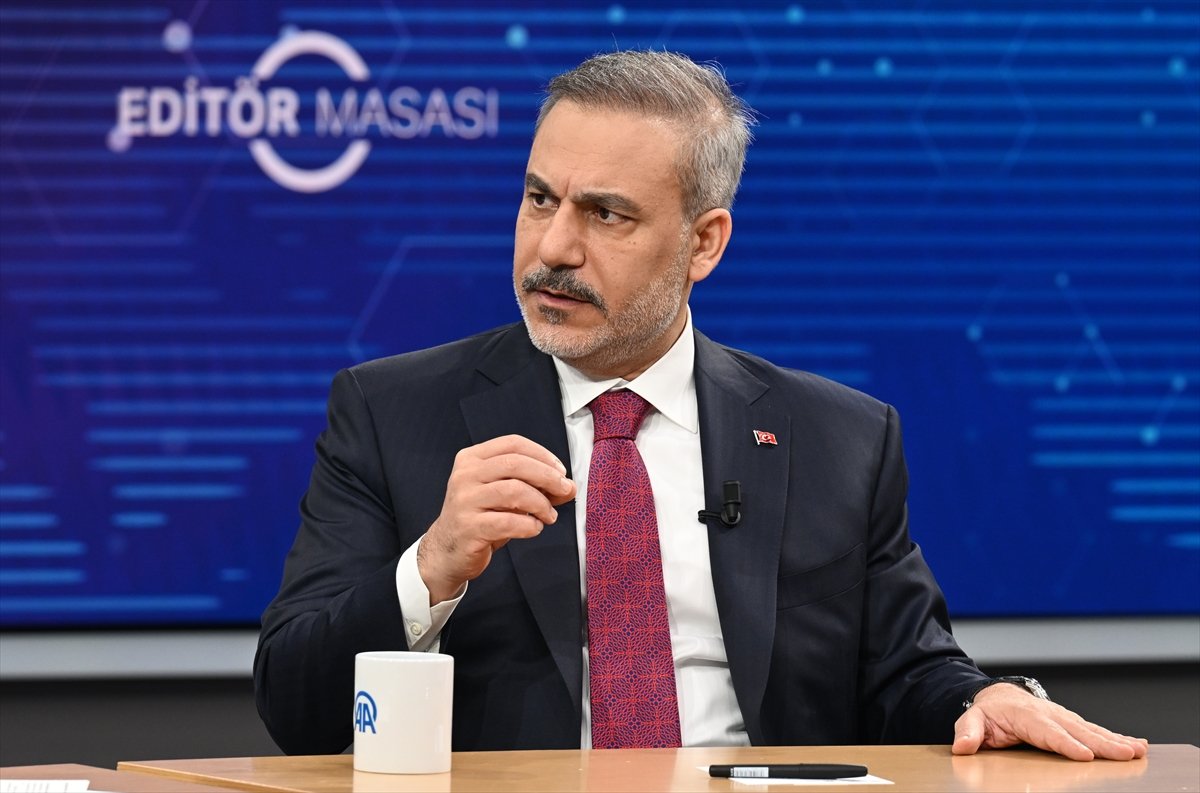 brifmedya's tweet photo. Dışişleri Bakanı Hakan Fidan, AA Atölye'de Editör Masası konuğu oldu 📌

-Biz, Türkiye olarak enerji güvenliğimiz, enerji arzı açısından Hürmüz Boğazı'na çok fazla bağlı değiliz.

-İranlılar da özellikle Amerikalıların yaptığı teklifi değerlendirecek ve bir cevap verecek diye düşünüyorum.

-Nükleer konusunda süreç ya hep ya hiç noktasına dönerse ciddi bir engelle karşılaşabiliriz

-Hürmüz Boğazı bundan sonra nasıl işletilecek diye bir soru var. Bütün bölge ülkeleri ve dünyanın istediği Hürmüz Boğazı, uluslararası geçişleri tamamıyla serbest olan yani hiçbir ülkenin burada herhangi bir para ödeme durumunda kalmadan geçmesi ve geçişinde engellenmemesi gerekiyor. Genel kabul bu, yani savaştan önce olduğu gibi.

-Donald Trump'ın yaklaşımı burada uluslararası bir güç oluşturup, bu güç vesilesiyle herkesin ihtiyacı olan bir çözümü getirmeye çalışırken Avrupalılar hiç bu konuya girmek istemiyorlar.

-Beş yıl önce başlayan bu kriz anını özellikle Avrupa merkezli marketlerin yönetmesi, oldukça zaman aldı. Şimdi üstüne böyle bir krizin gelmesi, başta Asya Pasifik olmak üzere diğer marketleri de etkileyecek bir olay. Hatta öyle ki Afrika'daki belli ülkelerde, 40-45 milyon kişiyi etkileyecek bir kıtlık ve açlık meselesine de sebep olabilir.

-Ben, müzakere sonuçlandığı zaman Boğaz'la ilgili bir sorun kalacağına inanmıyorum açıkçası. Bütün değerlendirmelerimiz o yönde. 

-İsrail, "Suriye'ye yönelik ertelediği politikaları", İran'daki savaştan dolayı bazı şeyleri yapmıyor ama bunun olmayacağı manasına gelmez. Zamanı geldiğinde yapmak isteyecektir.

Buna yönelik tedbirlerimizi biz alıyoruz, hamlelerimizi yapıyoruz.

Suriye, bizim için hayati bir çıkar alanı, güvenlik alanı, burada her türlü senaryoya bizim hazırlıklı olmamız gerekiyor.

-2008'de Cumhurbaşkanımız Recep Tayyip Erdoğan, Suudi Arabistan Kralı ve Katar Emiri'nin olduğu bir ortamda, Katar'ın ürettiği doğal gazın Suudi Arabistan üzerinden Türkiye'ye gelip oradan uluslararası pazarlara çıkması projesi gündeme geldi, bu projenin hayata geçmesi halinde bunun bölgeye ciddi bir etki olacaktır. 

4 yıl önce, 2022'de, Iraklılar, Kalkınma Yolu Projesi yapmak istediklerini söyleyerek bize teklif ilettiler.

Proje, Körfez'den Faw Limanı'nın olduğu yerden Türkiye'ye direkt demir yolu hattı, doğal gaz ve petrol boru hattı ve fiber hatlarının olacağı bir altyapıyı içermekte. 

Irak ilk defa bölgede pozitif bir gündemle, projeyle gündeme geldi. 

Bu gerçekten aslında bölgeye de örnek gösterecek bir proje. Cumhurbaşkanımız konuya olumlu yaklaştı. 

Biz de bunun için çok çalıştık. Bölge ülkeleriyle bir araya geldik. Bölge ülkeleri daha sonra bu konuyu ilerletmede biraz frene bastılar. Geçen gün hatırlattım onlara, bu dört yılı kaybettik.

-Bizim desteklediğimiz, arkasında durduğumuz projeler hayata geçseydi bugün aslında Hürmüz Boğazı'yla ilgili sorunun daha az negatif sonuç ürettiğini görecektik. Şimdi ülkeler artık bundan ders çıkardılar. Kimse bu şekilde, buna bağlı olmak istemiyor ama tabii ki bu altyapıyı döşemek zaman alacak ama bir yerden başlamaları gerekiyor.

Bundan sonra bölgede yeni bağlantısallık projelerinin hayata geçeceğini düşünüyorum. Türkiye'nin burada ciddi roller alacağını düşünüyorum. Türk enerji piyasası, Türk enerji, ulaştırma altyapısının bu konuda çok ciddi rol oynayacağını düşünüyorum. Özellikle kuzeyden gelen enerjiyle gündeme gelen bir husus vardı. Türkiye'nin enerji habı olmasıyla alakalı bir konu. Aslında güneyden gelen enerji bu konuda daha belirleyici olabilir.

-Körfez ülkelerinin "güvenlik"  şoku 2-3 yıldır var. Biliyorsunuz ilk şok Körfez'de özellikle Suudi Arabistan ve Birleşik Arap Emirlikleri'nde Husilerin roket atmalarıyla oldu. O zaman İran'ın bu türden saldırıları yoktu. Bu 3 sene öncesinden başlayan bir sorun. Atılan roketlerin vurulmaması, buna bir tedbir geliştirilmemesi konusu o zaman bu ülkeleri, açıkçası bir arayışa itti.

Türkiye ile de bu alanda da işbirlikleri o dönem çok artmıştı. Özellikle savunma sanayinde, firmalarımızda, savunma sanayi şirketlerimizde, başta vakıf şirketlerimiz olmak üzere, SİHA, Baykar'ın orada çok fazla işi oldu Körfez'de, TUSAŞ'ın oldu. 

Birdenbire Türk savunma sanayinin ne kadar önemli olduğunu anladılar.

-İsrail siyasi liderliğinin, Cumhurbaşkanımız karşısında bir kompleks içerisinde olduğu çok iyi dokümente edilmiş bir gerçeklik. 

Burada şunu bir türlü hazmedemiyorlar, 

Bölgede tonlarca olay oluyor ama bir türlü Türkiye’nin stratejik dengesi ve dengeleme çabaları Türkiye’yi öyle bir yerde tutuyor ki… 

İsrail bir türlü Türkiye’yi istediği gibi aşağı çekecek bir hamle göremiyor. Bu onları ister istemez belli bir dengesizliğe itiyor.

Taban tabana zıt durumda olan birçok ülkenin söylemi var İsrail’e karşı. 

Ama, Türkiye’nin sesi, kullandığı diplomatik metodoloji, yöntem, herkesten daha farklı olduğu için, 

Cumhurbaşkanımızın dünya ölçeğindeki liderliği, 

dünya liderleriyle olan yakın ilişkisi, 

Türkiye'nin geliştirdiği etkileşim ağı; 

bütün bunlar İsrail biliyor ki, 

İsrail'in illüzyon yaratmada bütün retoriğini altüst eden bir husus. 

Bu gerçeklikten hareketle Türkiye’ye Cumhurbaşkanımıza, Türkiye'nin diğer siyasal elitine, liderlerine saldırması anlaşılabilir hale geliyor kendisine.

-Belki de NATO tarihinin, en önemli zirvesi Ankara'da olacak."