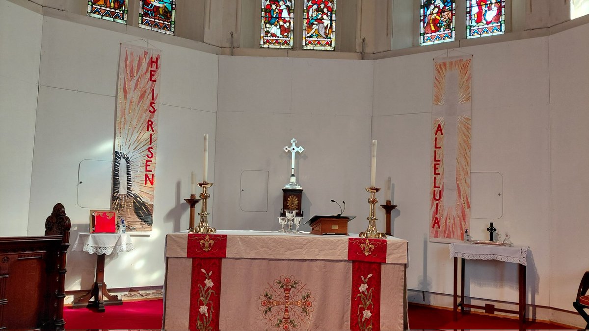 StPythag's tweet photo. My photos from Easter &amp; Low Sunday at St Peter's Lutton Place #Edinburgh 
Altar frontal
Paschal candle &amp; apse windows
Pulpit fall with symbols of Peter
Resurrection window where Peter and Mary Magdalen meet the risen Jesus in their different ways
Alleluia! https://t.co/9IeNILMo3P