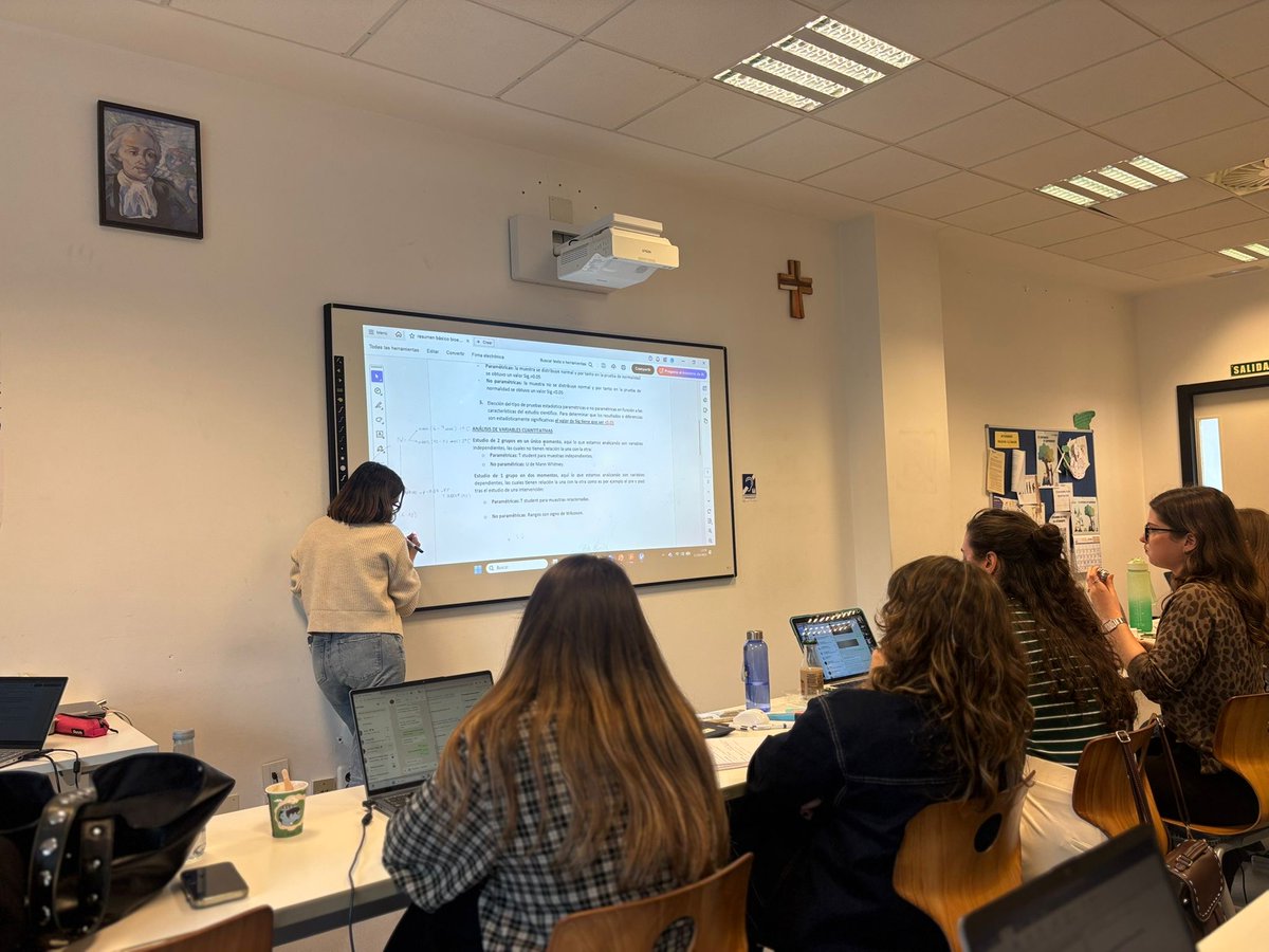 Este finde en el máster con la Doctora Belén Zamarro aprendiendo estadística aplicada y uso de Jamovi para el análisis de datos del TFM y futuras investigaciones 📊✨