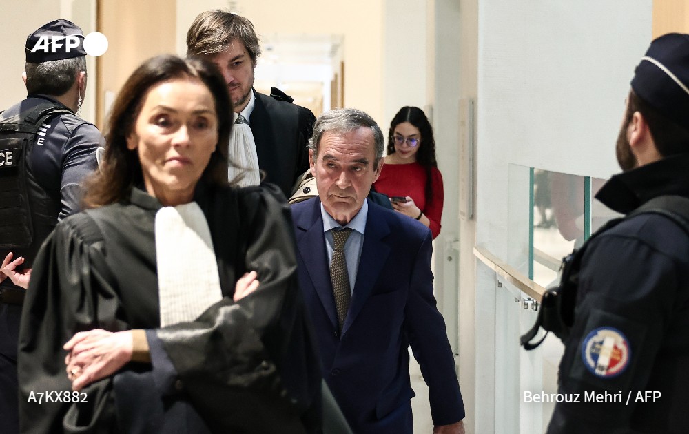 AFPespanol's tweet image. Un tribunal declara culpables a la cementera francesa Lafarge y a ocho antiguos directivos de financiación del terrorismo en 2013 y 2014 por haber pagado a yihadistas para mantener activa una fábrica durante la guerra en Siria #AFP