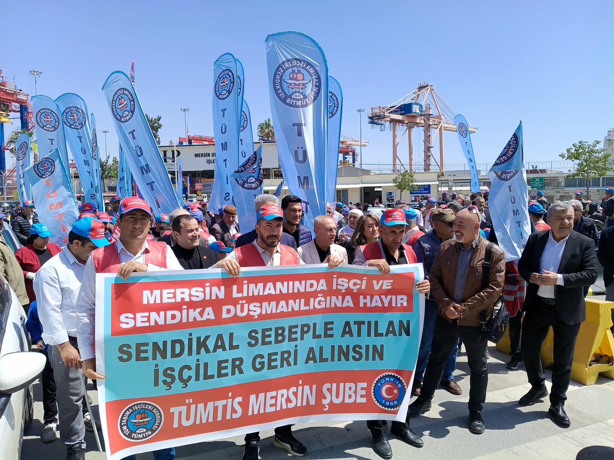 tumtis_sendika's tweet photo. Mersin Liman işletmecisi MIP'e bağlı Özgüneş işverenini bir kez daha işten attığı işçileri geri almaya, sendika hakkına saygı göstermeye çağırdık. 

Mersin limanında direnişimiz 100'üncü günü geride bırakırken bugün bir kez daha liman önündeydik.

Genel Başkanımız Kenan Öztürk, Mersin ve Adana şubelerimiz ile direnişteki Özgüneş işçileri ve aillerinin katılımıyla yaptığımız basın açıklamasında, çağrımızı yineledik ve mücadele kararlılığımızı dile getirdik. 

Açıklamamıza Mersin Milletvekili Sn. Perihan Koca, Mersin Emek ve Demokrasi bileşeni sendikalar, kitle örgütleri ve siyasi parti temsilcileride katılarak destek vermiştir. 

MIP/Özgüneş'te taşeron düzenine son! Atılan işçiler geri alınsın, sendika hakkı tanınsın!
#MersinLimanı #KuralsızÇalışmayaHayır #SendikaHaktırEngellenemez