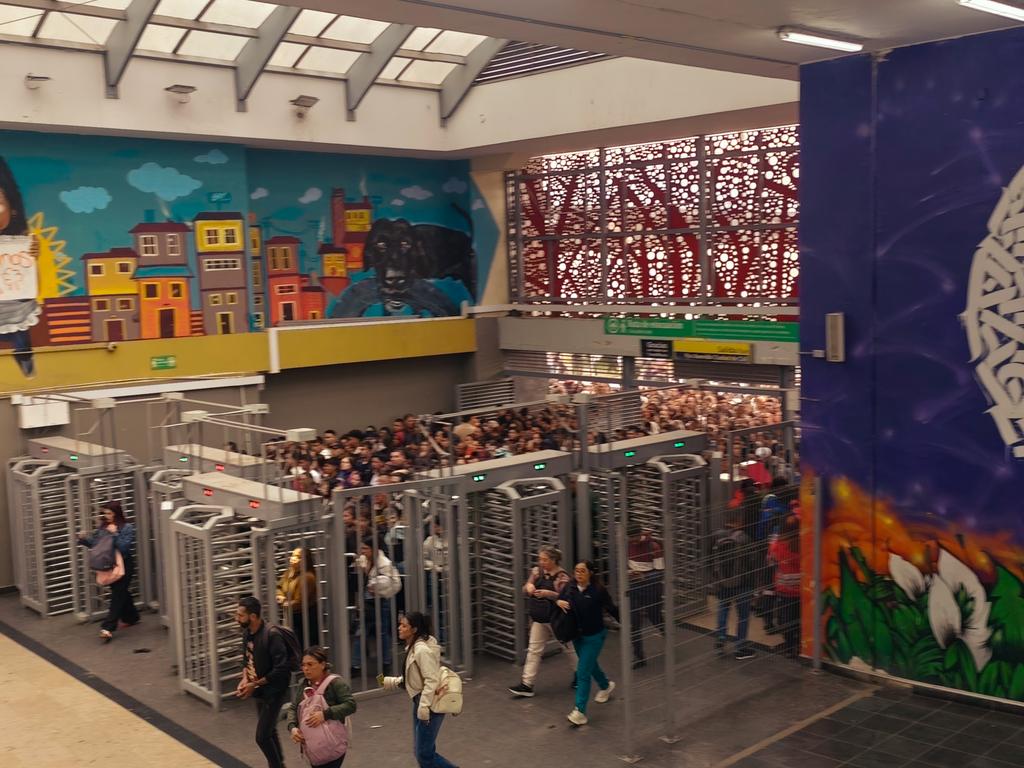 AndreVIPLUKIE's tweet photo. @TransMilenio Y si por favor reportan esto en el portal américas?, será que es mucho pedir?, está una m*erda la entrada https://t.co/0bDbHLPK2j