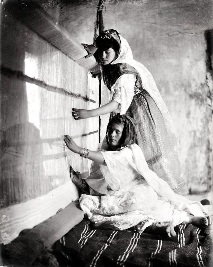 Lawzaalg's tweet photo. Jeunes filles d’Algérie tissant un tapis.
Vers 1890, à Biskra🇩🇿
#artisanatalgerie #Biskra #berbere #arab #rug #carpet https://t.co/bECpqM0v0c